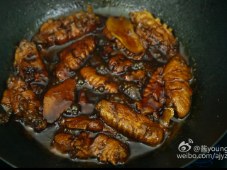 12、可乐鸡翅(懒人菜系列),12、中火5分钟转小火5分钟(转小火时将浮沫撇掉)(收汁)