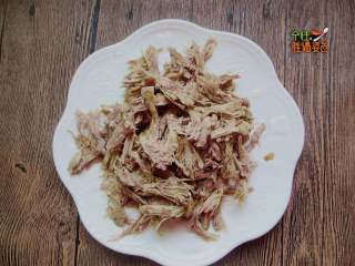 2、灯影牛肉丝,用手顺着条纹撕细丝，大小根据自己喜欢定夺，个人觉得越细越好入味