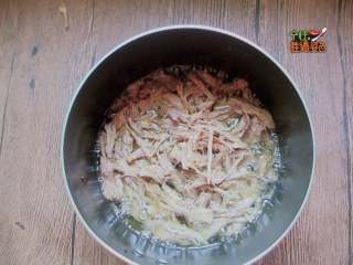 4、灯影牛肉丝,再次开火，将牛肉丝倒入锅中煸炒