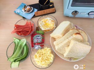 1、自制三明治,准备好一切食材。