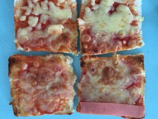 7、自制三明治,芝士吐司上面先放火腿片。