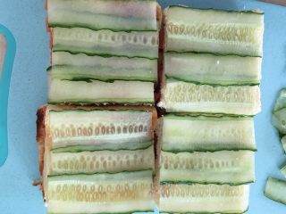 10、自制三明治,放一层黄瓜片。