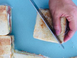 14、自制三明治,对切即可。