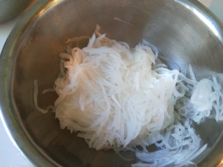 6、香辣白萝卜丝,白萝卜丝用手挤出水分。