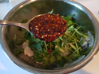 9、香辣白萝卜丝,加入一勺油辣子