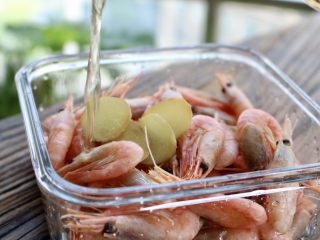 1、香辣虾,甜虾用姜片和料酒腌制一会