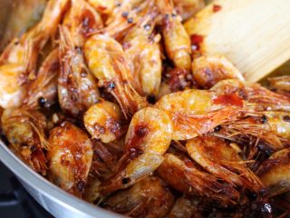 17、香辣虾,放入甜虾，再倒入少许清水翻炒