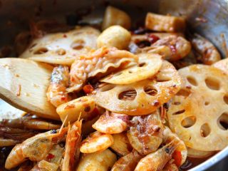 18、香辣虾,放入藕片，鱼豆腐，墨鱼丸和燕饺