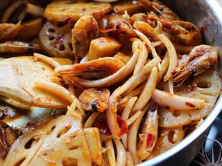 19、香辣虾,最后放入洋葱，再加一勺糖，炒匀出锅