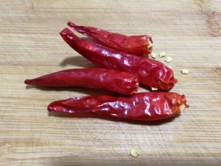 2、酸辣土豆丝,准备4个朵椒。