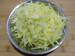6、酸辣土豆丝,洗好后捞出淋干水。