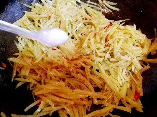 13、酸辣土豆丝,最后放一小勺味精，翻炒几下。