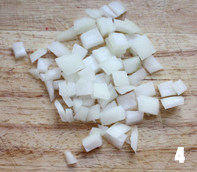 4、酱炖芸豆,洋葱洗净切丁；