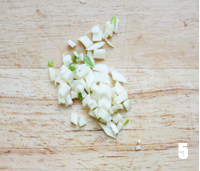 5、酱炖芸豆,蒜去皮，切粒；