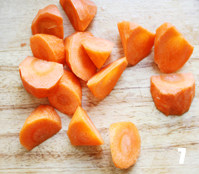 7、酱炖芸豆,胡萝卜去皮，洗净切块；