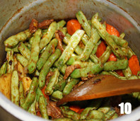 10、酱炖芸豆,放入土豆、胡萝卜、盐、鸡精翻炒；