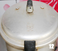 12、酱炖芸豆,盖上锅盖，扣上响阀，大火，阀响后1分钟关火，静置5分钟左右可以揭盖后揭开锅盖，若锅内汤较多可以再大火收下汤汁。