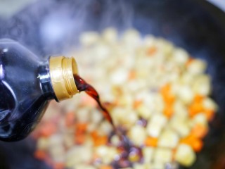 6、米饭杀手肉末炒杏鲍菇,加2勺生抽。