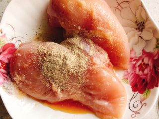 3、减肥瘦身餐也可以这么好吃-凉拌鸡丝,撒上1勺白胡椒粉。