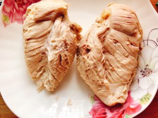 7、减肥瘦身餐也可以这么好吃-凉拌鸡丝,将煮熟的鸡胸肉捞起放至常温。