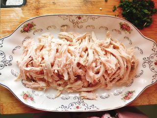 8、减肥瘦身餐也可以这么好吃-凉拌鸡丝,用手撕成鸡丝装盘里。