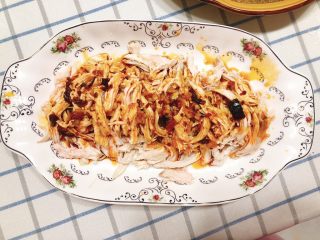 15、减肥瘦身餐也可以这么好吃-凉拌鸡丝,将酱料浇到鸡丝上。