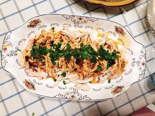 16、减肥瘦身餐也可以这么好吃-凉拌鸡丝,将葱花铺到鸡丝上，完成。