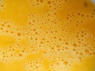 4、香煎馒头片,鸡蛋打散放入盐搅拌均匀成蛋液