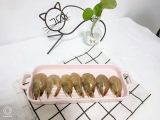 1、虾仁跑蛋,取基围虾清洗干净