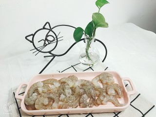 2、虾仁跑蛋,剥去外壳，再清洗一遍