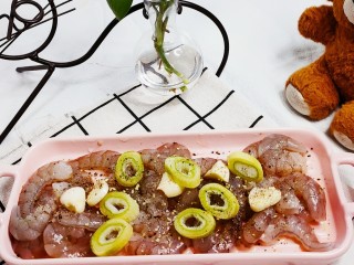 3、虾仁跑蛋,加入葱段，蒜瓣，料酒，黑胡椒粉，盐，鸡精腌制20分钟