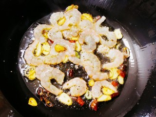 8、虾仁跑蛋,加入虾仁，翻炒