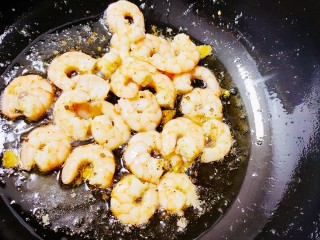 9、虾仁跑蛋,翻炒至虾仁变红后除去蒜，葱和辣椒