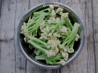 1、干锅花菜,花菜朵朝下，没入淡盐水中浸泡20分钟，洗净，用小刀拆成小朵