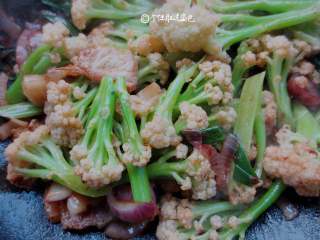 8、干锅花菜,翻炒均匀即可