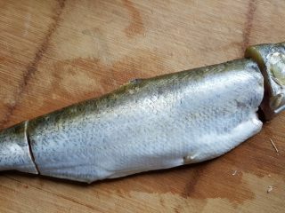 2、清蒸鱼,2．掐头去尾。