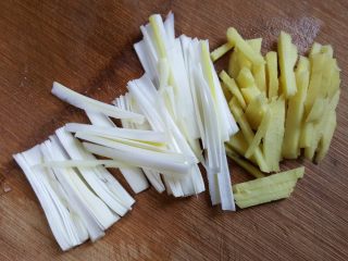 6、清蒸鱼,6．葱姜切丝。