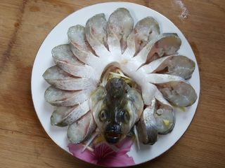 13、清蒸鱼,13．将鱼按上图所示，摆盘。