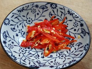 16、清蒸鱼,16．小红尖椒切丝。