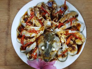 18、清蒸鱼,18．撒上红尖椒丝。