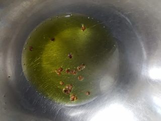 19、清蒸鱼,19．另起油锅，加入橄榄油与花椒粒，加热至花椒粒散出香味变色即可，将花椒粒盛出丢弃。