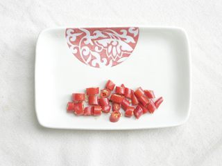 4、川味回锅肉,红辣椒洗净切段备用;