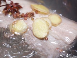 7、川味回锅肉,再烧半锅水,煮开后下花椒、八角、葱、姜片、五花肉,煮20分钟左右捞起冷却;