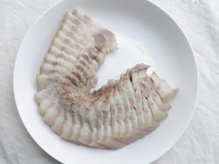 8、川味回锅肉,待五花肉凉后,切3毫米薄片;