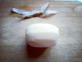 3、#时令蔬菜#荷塘月色小炒,莲藕去皮。(藕可以根据情况增减。)