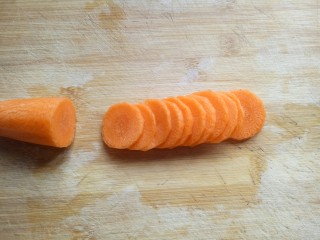 6、#时令蔬菜#荷塘月色小炒,胡萝卜去皮，洗干净切片。