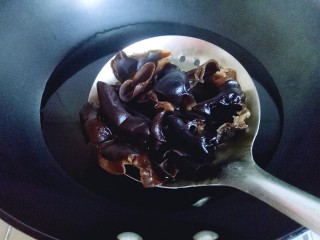 7、#时令蔬菜#荷塘月色小炒,泡发的木耳撕成小块，焯水:锅中加入水，大火烧开，倒入泡发的木耳，1分钟后捞出立即过冷水。