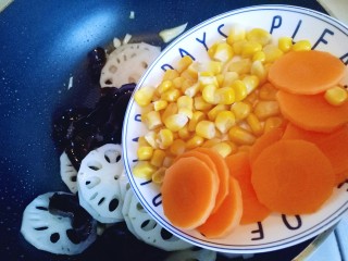 15、#时令蔬菜#荷塘月色小炒,加入胡萝卜片和玉米粒。