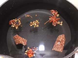 1、冰镇捞汁小海鲜,八角桂皮花椒粒加300克水，煮10分钟后关火等凉透