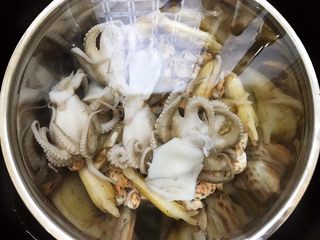 2、冰镇捞汁小海鲜,海鲜处理清洗干净